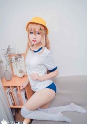 欧美明星灰色毛衣街拍_1080P免费观看